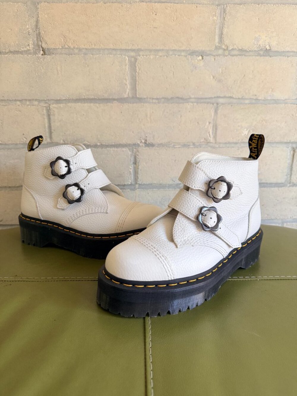 Dr. Martens white Devon Flower boots size US W 11 / UK 9 EUC